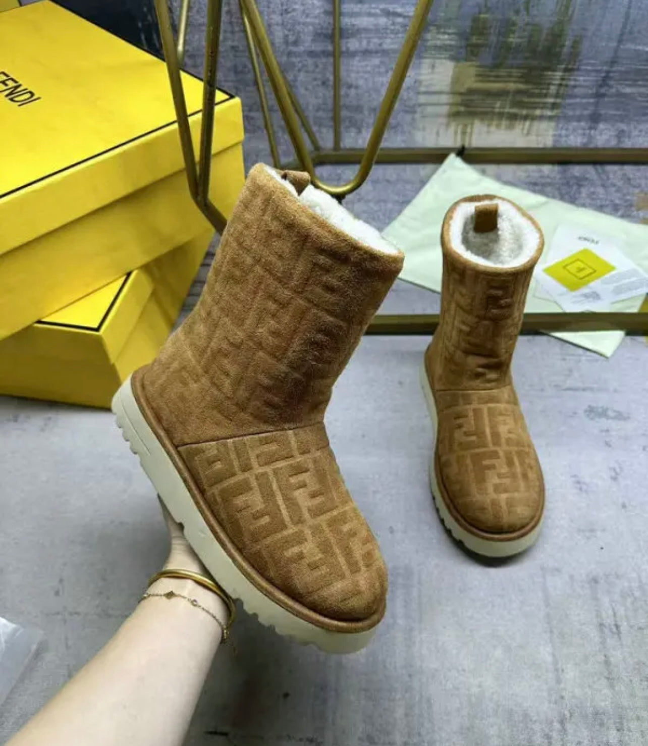 Logo Boots